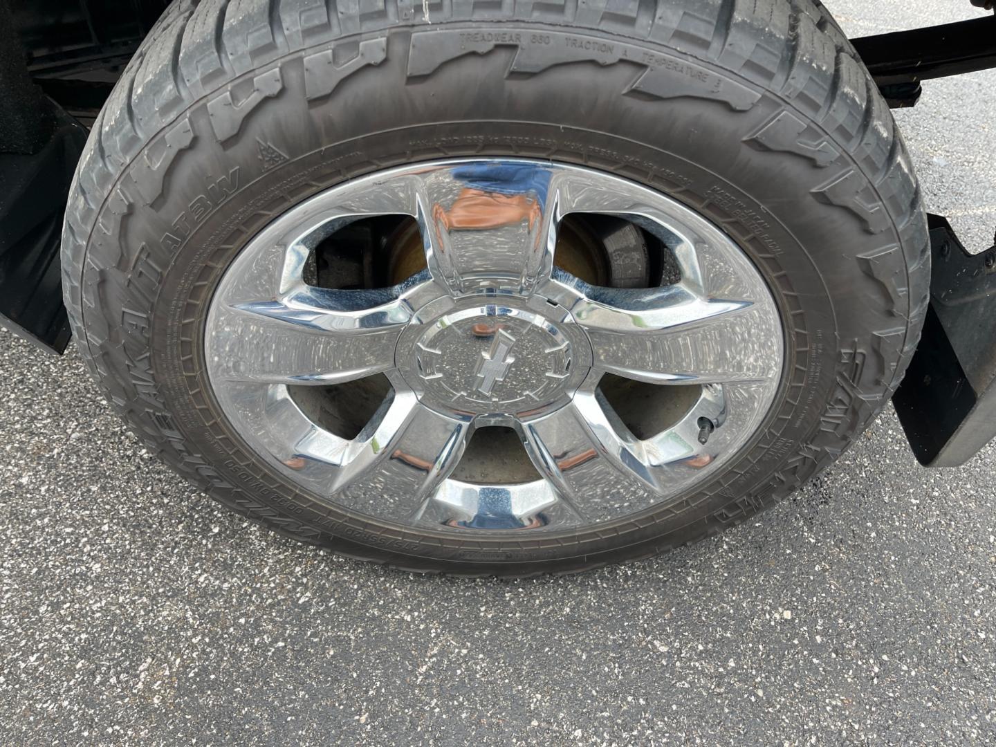 2018 Black /Black Chevrolet Silverado 1500 LTZ Z71 Crew Cab 4WD (3GCUKSEC4JG) with an 5.3L V8 OHV 16V engine, 8-Speed Automatic transmission, located at 547 E. Main St., Orwell, OH, 44076, (440) 437-5893, 41.535435, -80.847855 - This 2018 Chevrolet Silverado 1500 LTZ Z71 Crew Cab is a well-appointed and highly capable full-size pickup. It's powered by a 5.3L Vortec V8 engine paired with an 8-speed automatic transmission and 3.42 gearing, enabling an impressive 9,300-pound towing capacity. The Z71 off-road package includes f - Photo#15